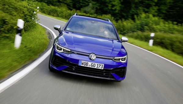 Volkswagen – deutscher Autohersteller könne nach dem Ende der Lieferengpässe im Jahr 2020 laut Analysten durchstarten und sei aktuell deutlich zu niedrig bewertet mit einem 6er-KGV. Analysten sehen bis zu 60 % Kurspotenzial.