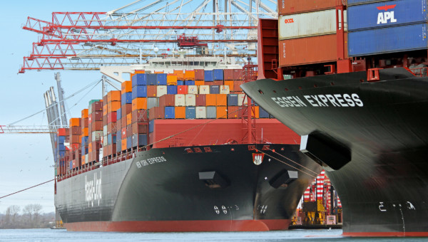Hapag-Lloyd – Container-Reederei profitiert von hohen Frachtraten, doch die Meinungen der Analysten gehen weit auseinander: 42 % Kurspotenzial vs. 48 % Kursverfall