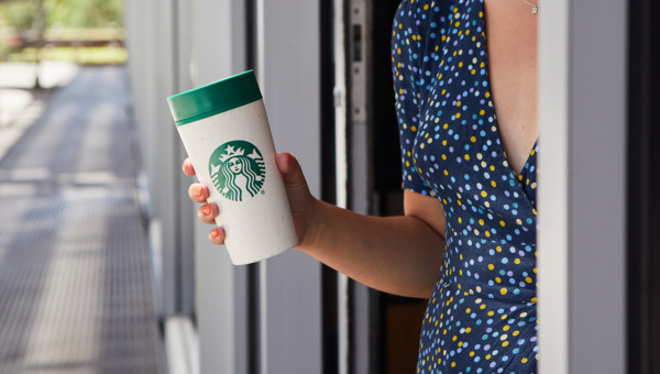 Starbucks CEO Schultz kauft Aktien und nutzt Tech-Brand als Chance
