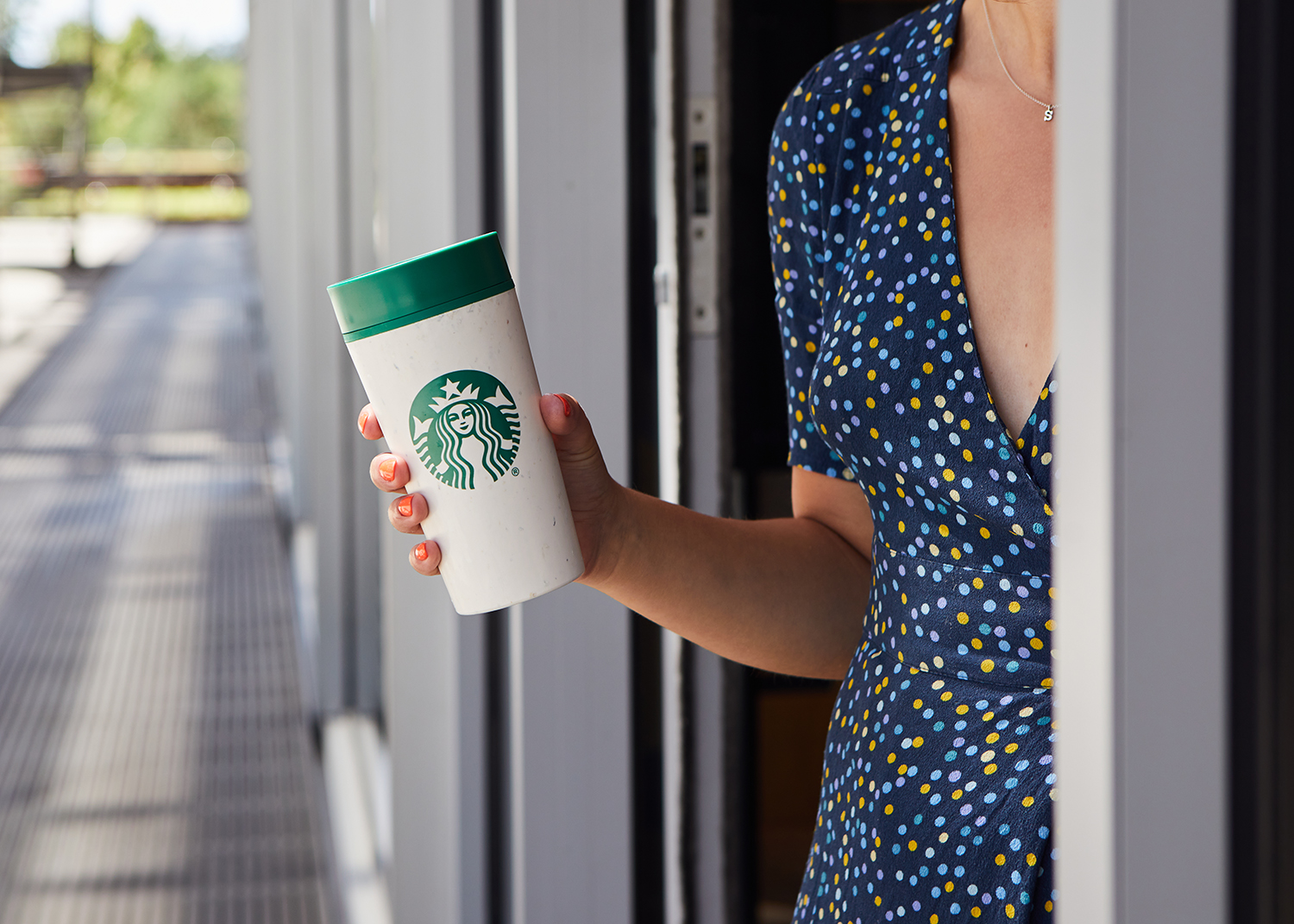 Starbucks CEO Schultz kauft Aktien und nutzt Tech-Brand als Chance