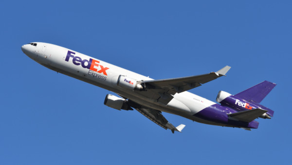 FedEx plant weitere Kostensenkungen, da die schwache Nachfrage die Gewinne beeinträchtigt!