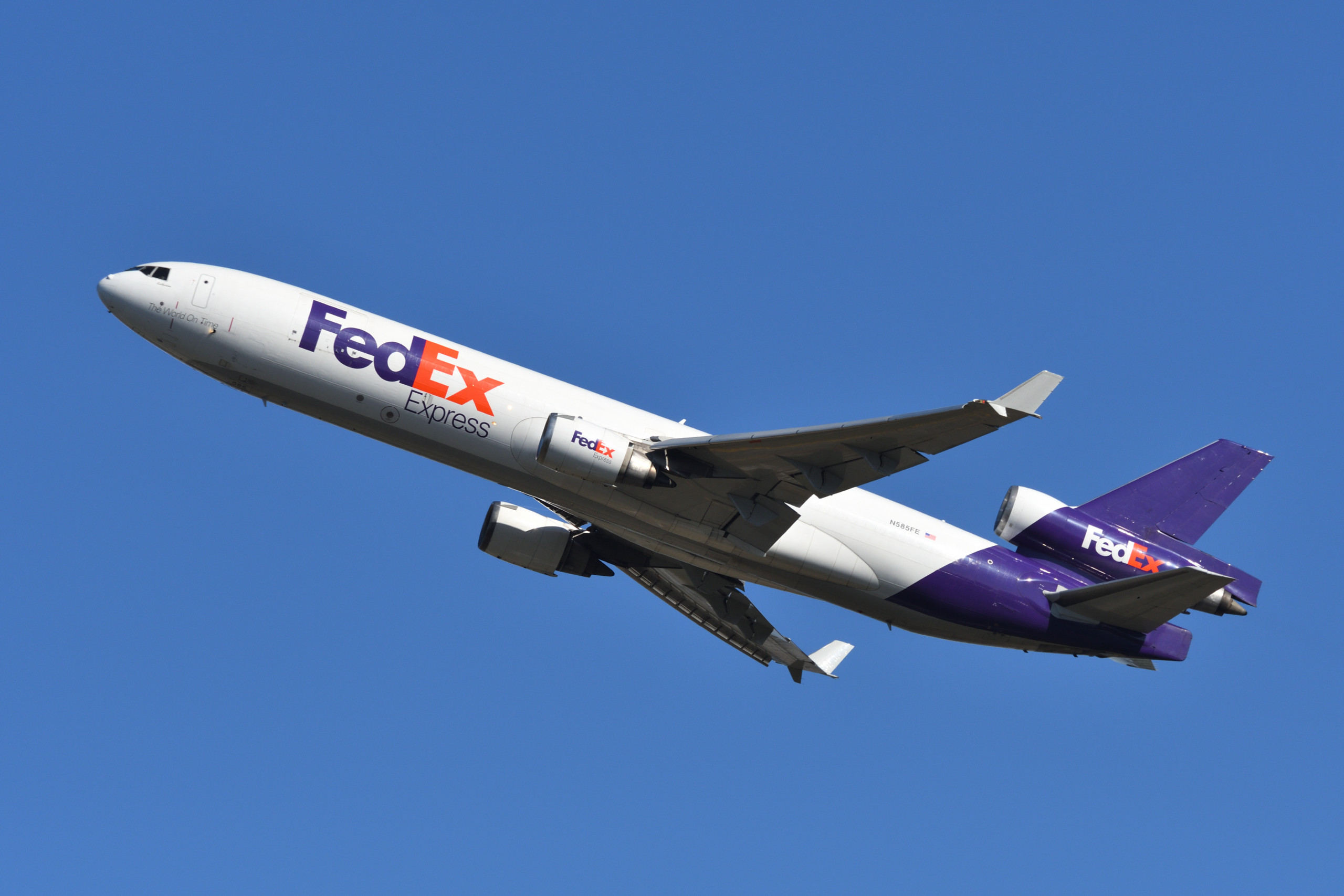 FedEx plant weitere Kostensenkungen, da die schwache Nachfrage die Gewinne beeinträchtigt!