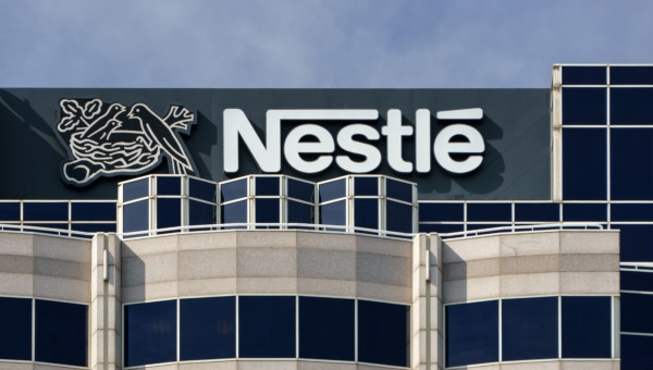 Nestlé erzielt Wachstum durch Preiserhöhungen – Gewinn bricht ein