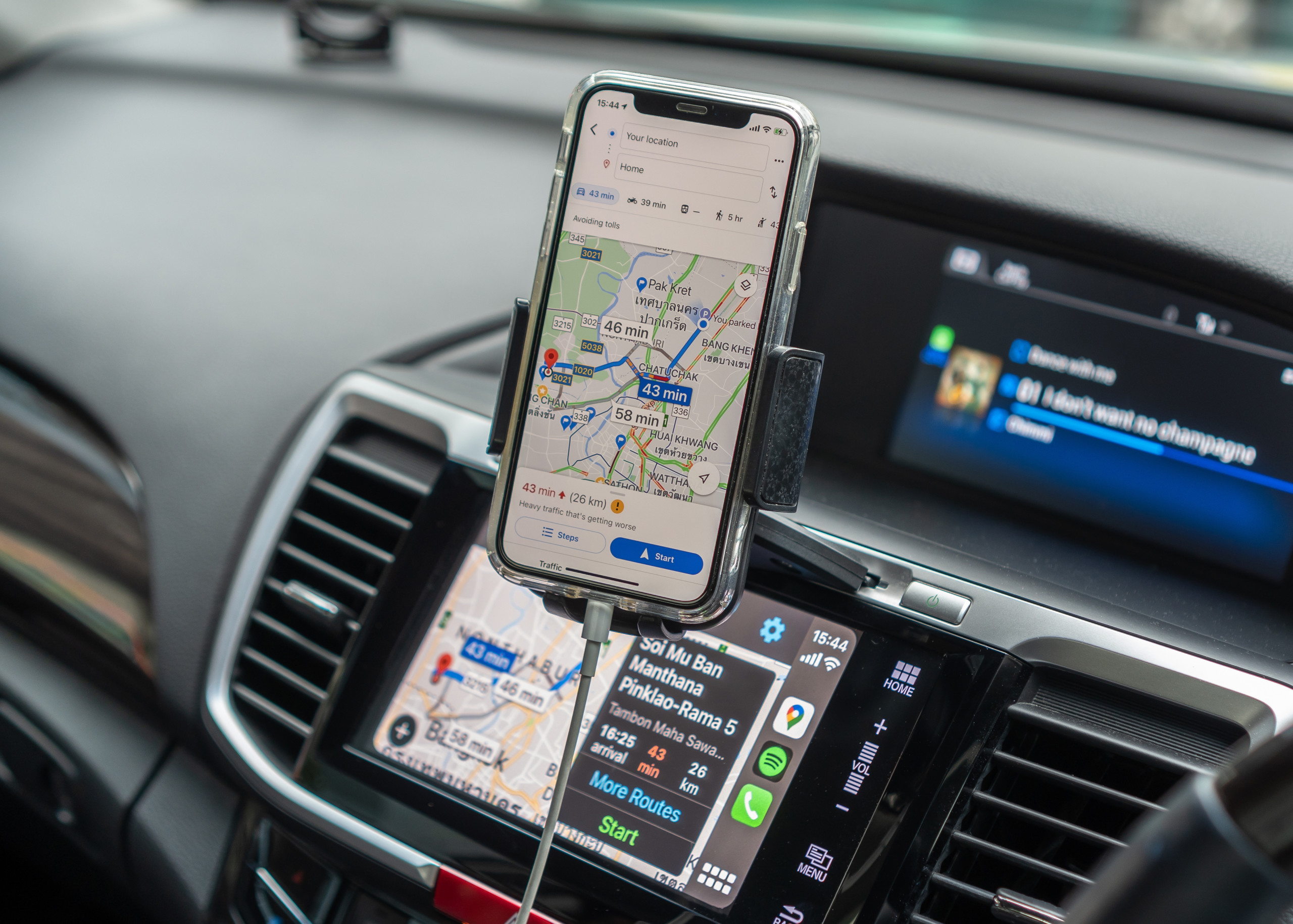 Mercedes kooperiert mit Google und implementiert Google Maps und YouTube in seine Fahrzeuge
