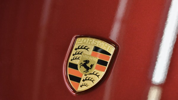 Porsche SE – Holdinggesellschaft weise einen rekordverdächtig hohen Abschlag zum Wert der einzelnen Beteiligungen auf und sei maßlos unterbewertet