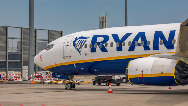 Ryanair – Billigairline legt starke Neunmonatszahlen vor und kompensiert mit steigenden Ticketpreisen die höheren Kerosinkosten. Analysten sehen fast 50 % Kurspotenzial