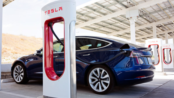 Tesla erreicht neuen Rekord bei Auslieferungen – Schätzungen übertroffen