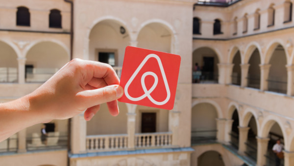 Airbnb-Aktie bricht ein: Management gibt vorsichtigen Ausblick für das zweite Quartal!