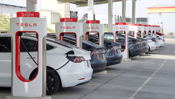 Teslas AWS-Moment: Ford, GM und Rivian setzen auf Elon Musks Supercharger-Netzwerk!
