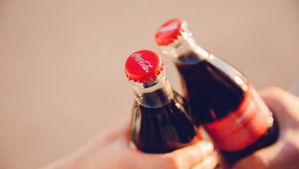 Coca-Cola übertrifft die Gewinnschätzungen und hebt den Ausblick für das Gesamtjahr an!
