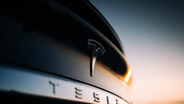 Tesla-Aktie legt zu – Markteinführung des Cybertrucks und autonomes Fahren dürften weiter stützen
