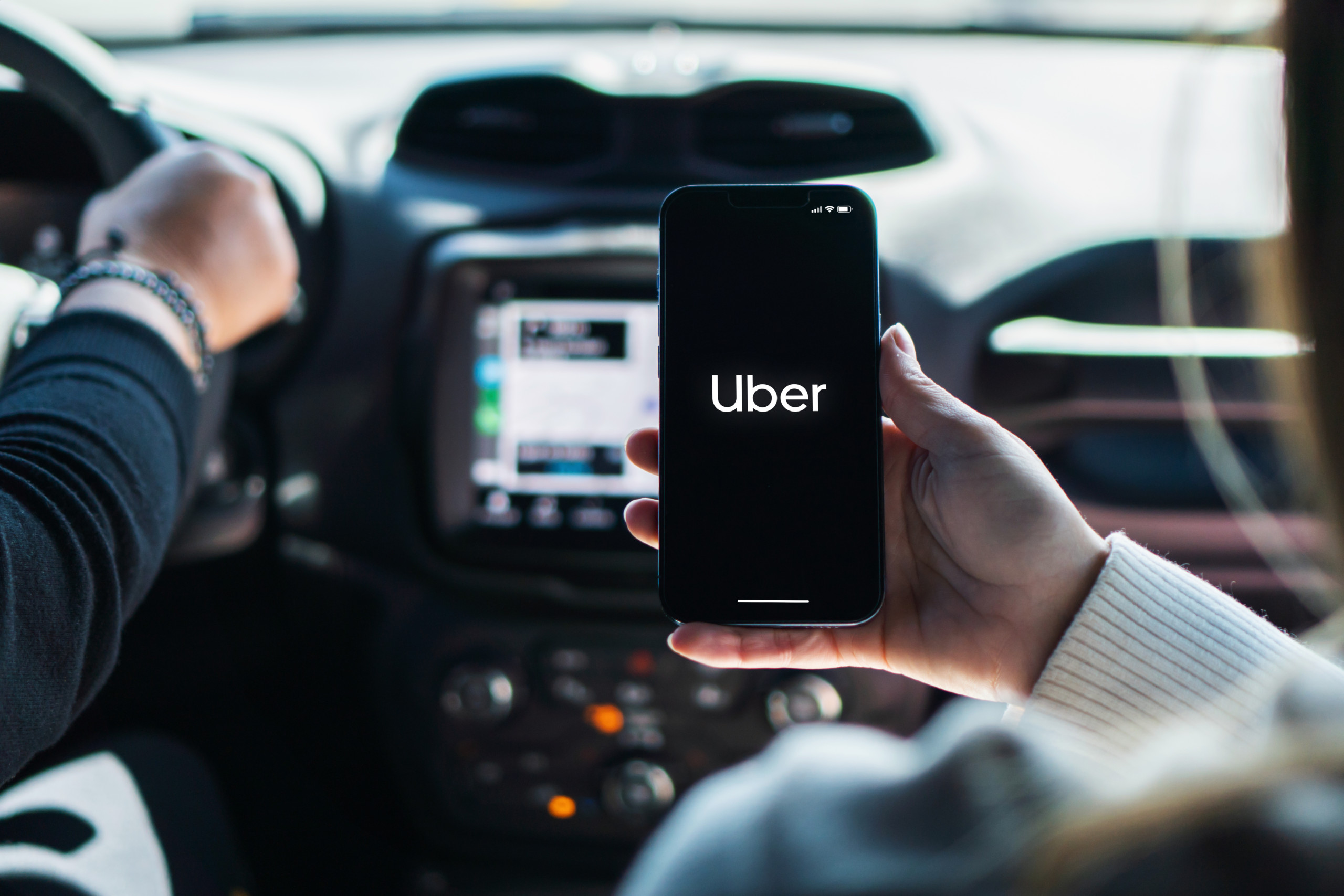 Uber erzielt ersten Firmengewinn und setzt auf Werbeeinnahmen und KI-Chatbot