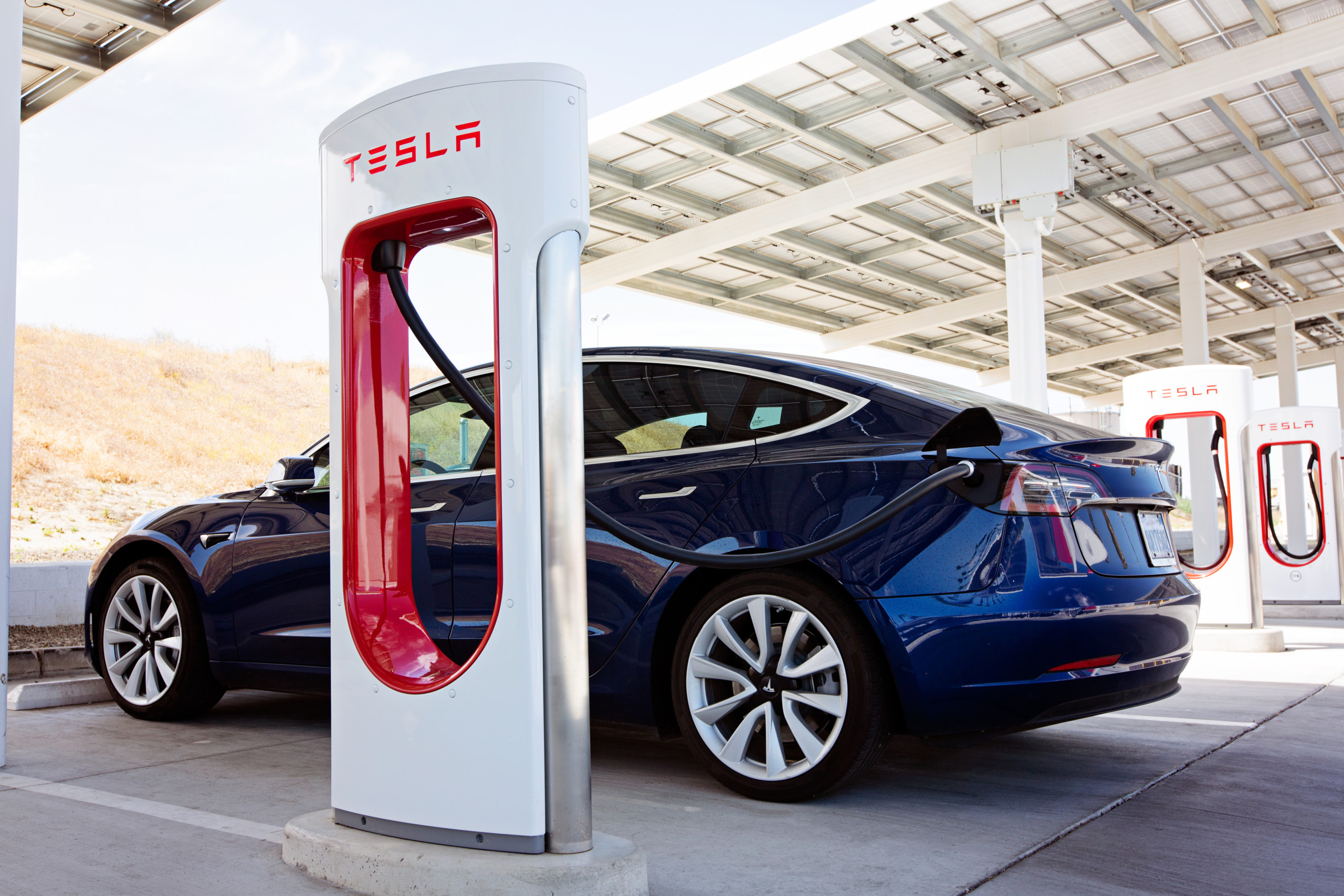 Anteil der verkauften E-Autos in den USA erreichen Rekordwert – Teslas Markanteil sinkt dabei auf einen historischen Tiefstand