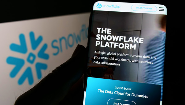 Snowflake übertrifft Erwartungen und hebt Umsatzprognose an, getrieben durch innovative KI-Produkte wie Cortex und Snowpark.