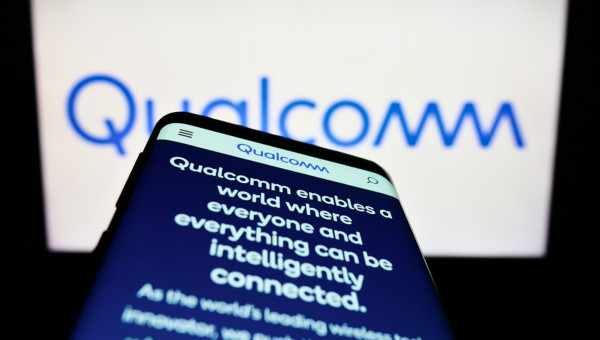 Qualcomm weist auf Anzeichen für eine Erholung der Smartphone-Verkäufe hin und erweitert KI-Bemühungen