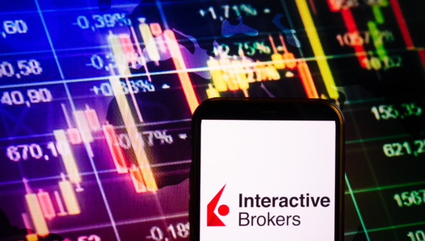 Interactive Brokers verzeichnet Kundenboom: Fast 200.000 neue Konten im ersten Quartal und Annäherung an eine halbe Billion USD Kundenvermögen
