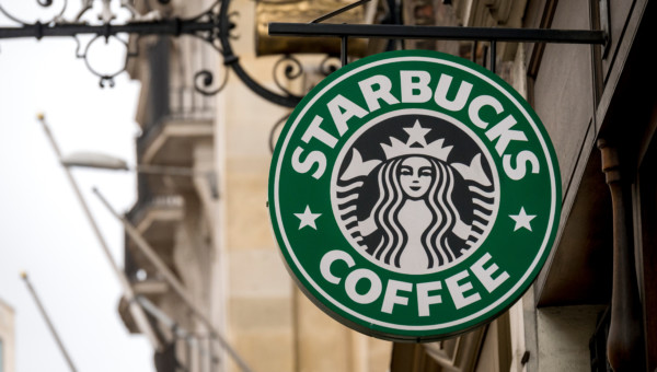 Starbucks: Ex-CEO Howard Schultz mahnt zu mehr Fokus auf das Kundenerlebnis
