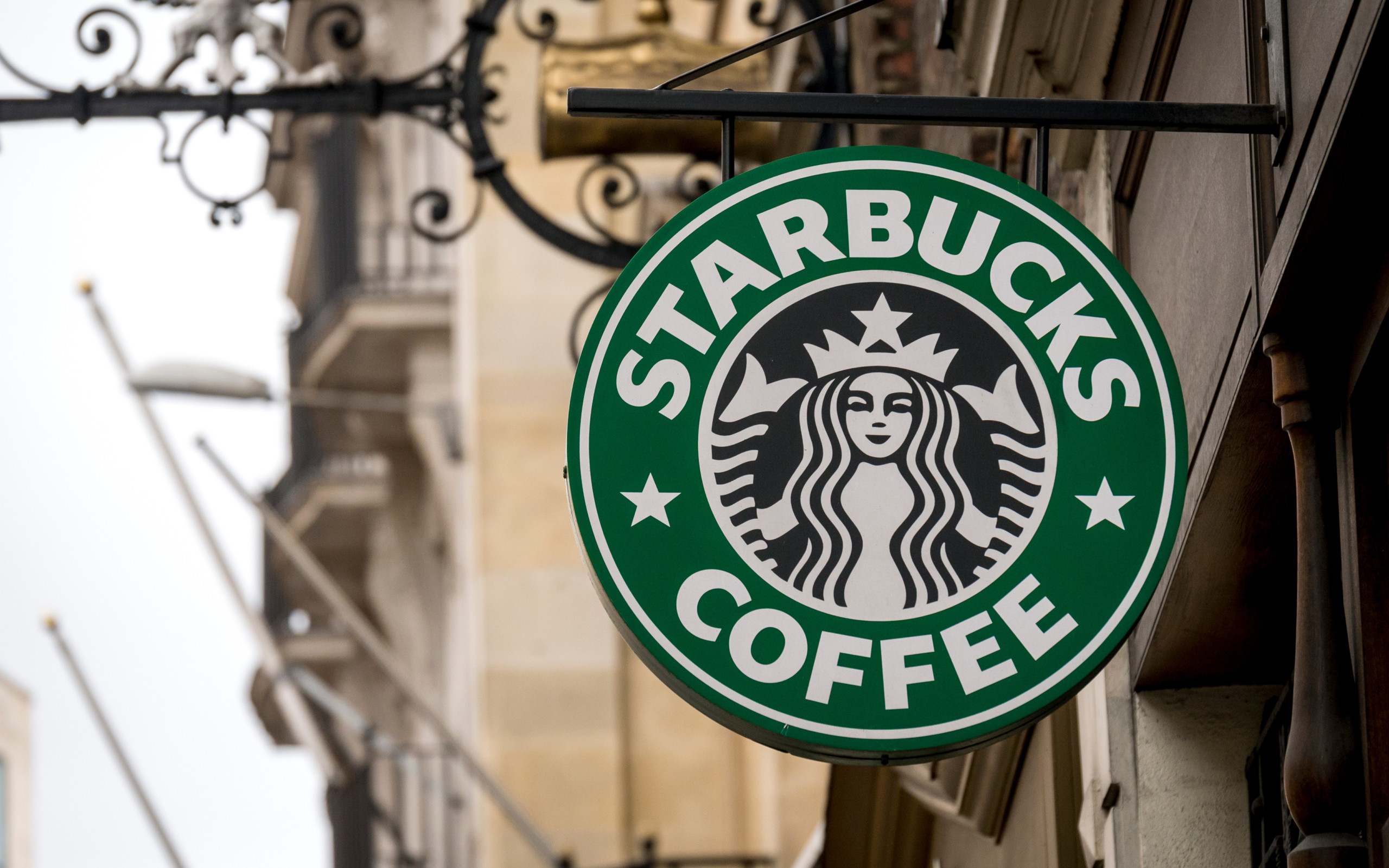 Starbucks: Ex-CEO Howard Schultz mahnt zu mehr Fokus auf das Kundenerlebnis