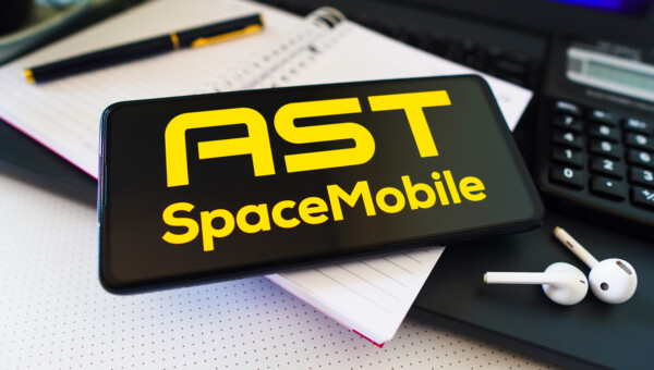AT&T und AST SpaceMobile schließen Deal für Satelliteninternet auf Handys als Alternative zu Starlink; Aktien schießen hoch