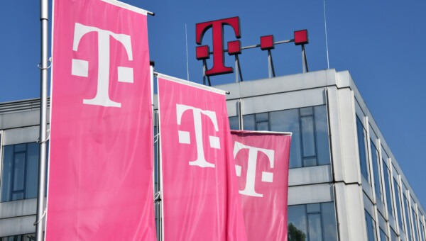 Bund verkauft Telekom-Aktien in Milliardenhöhe zur Stärkung der Deutschen Bahn