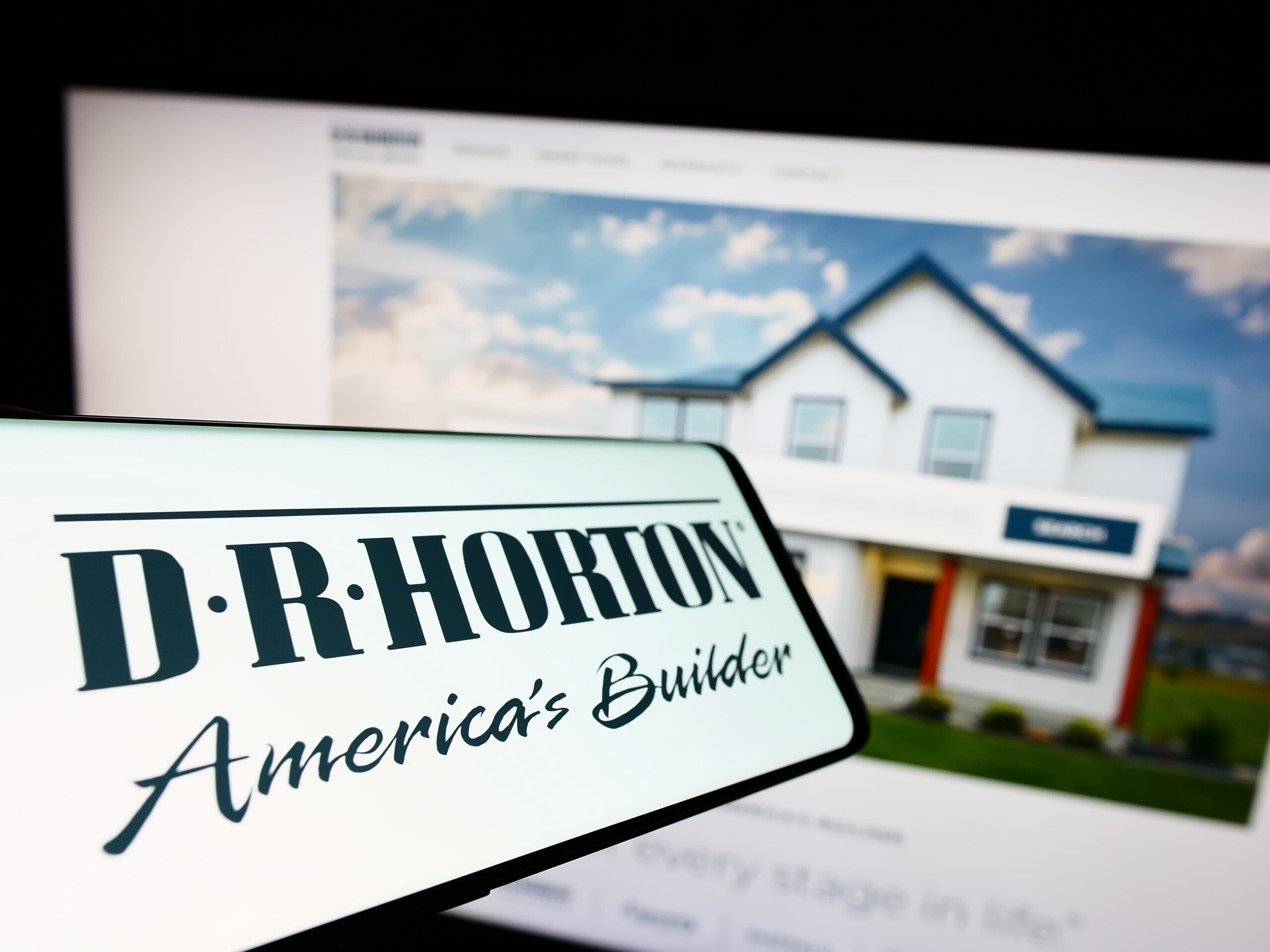 Hohe Zinsen treiben US-Immobilienpreise überraschend auf Rekordniveau – DR Horton als unerwarteter Gewinner
