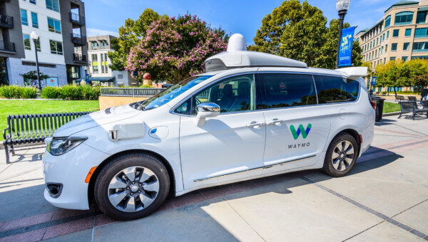 Robotaxis für immer mehr Menschen alltägliche Realität – Waymo verdoppelt Zahl der bezahlten Fahrten