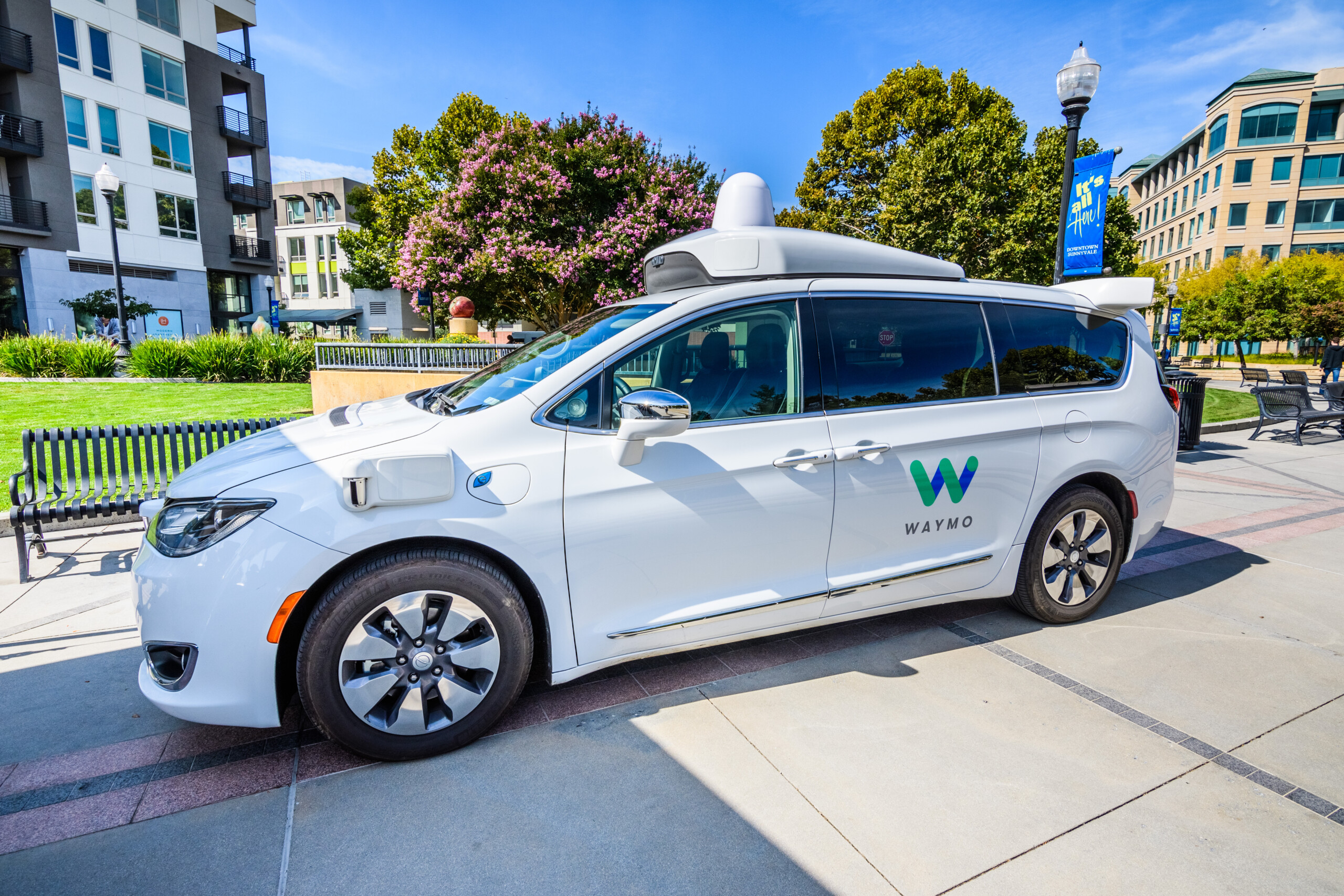 Robotaxis für immer mehr Menschen alltägliche Realität – Waymo verdoppelt Zahl der bezahlten Fahrten