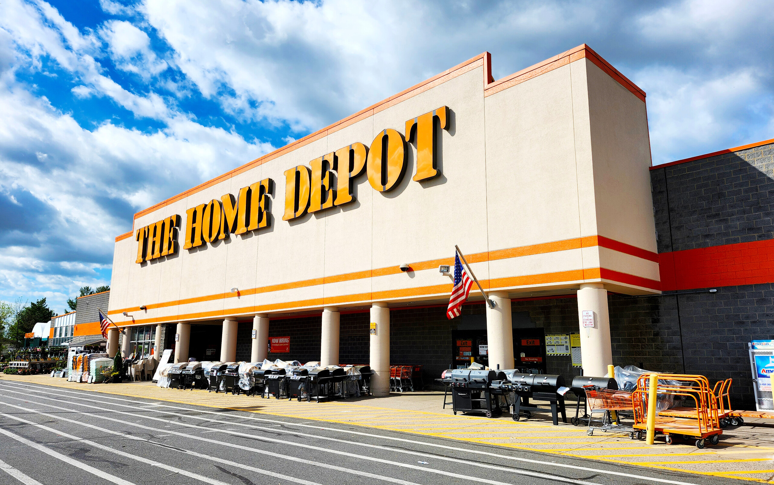 Home Depot kämpft mit Zurückhaltung der Verbraucher und senkt Umsatzprognosen. Kommt die Zinssenkung im September?