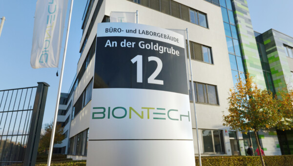 BioNTech vor Durchbruch? Aktie springt dank Krebsmittel-Fantasie an