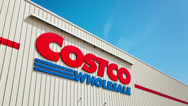 Costco übertrifft Gewinnschätzungen, verfehlt aber Umsatzprognosen aufgrund schwankender Großausgaben. Aktie fällt leicht.