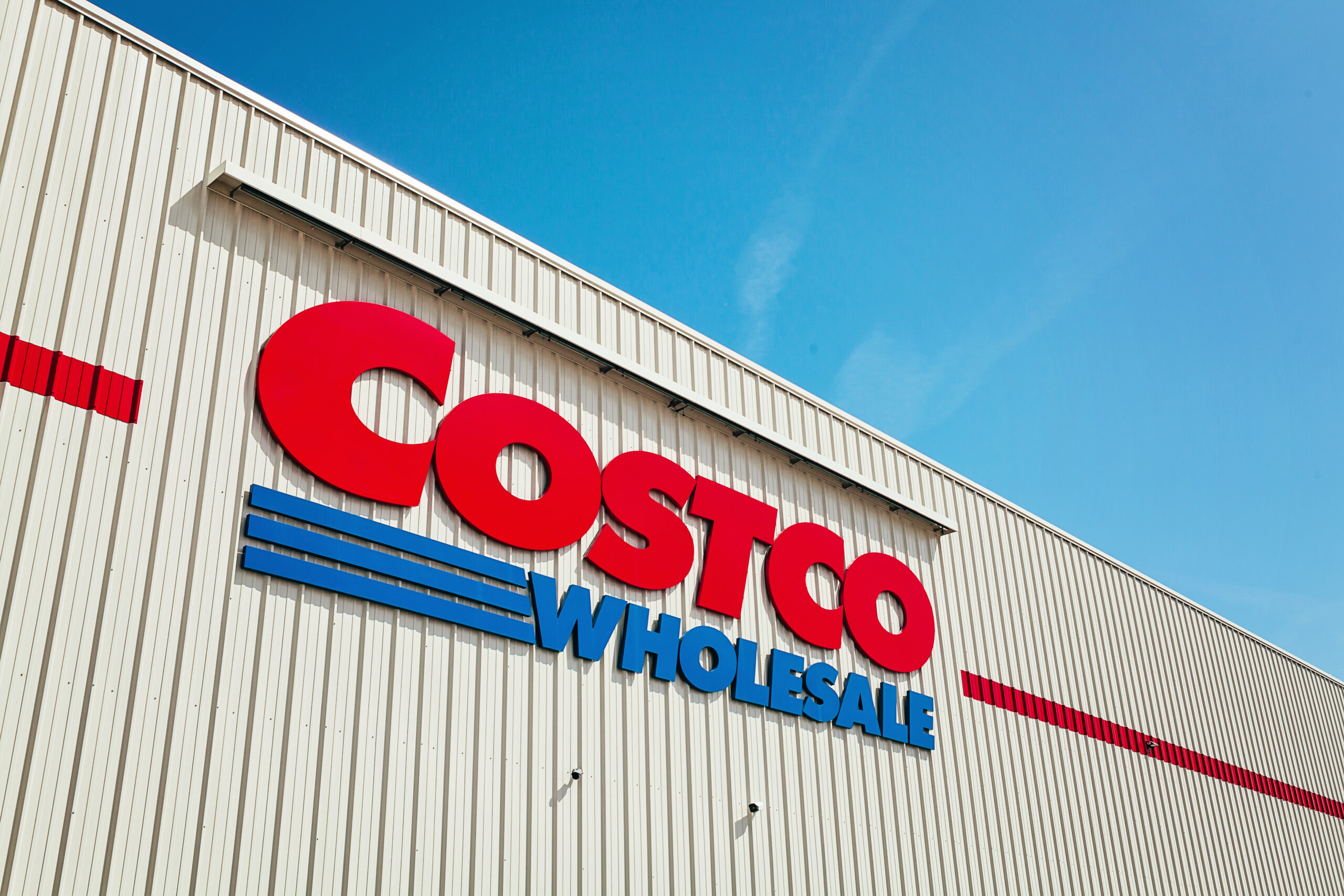 Costco übertrifft Gewinnschätzungen, verfehlt aber Umsatzprognosen aufgrund schwankender Großausgaben. Aktie fällt leicht.