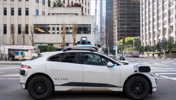 Uber und Waymo erweitern ihre Partnerschaft für fahrerlose Robotaxis ab 2025 in Austin und Atlanta. Aktie steigt um 5%!