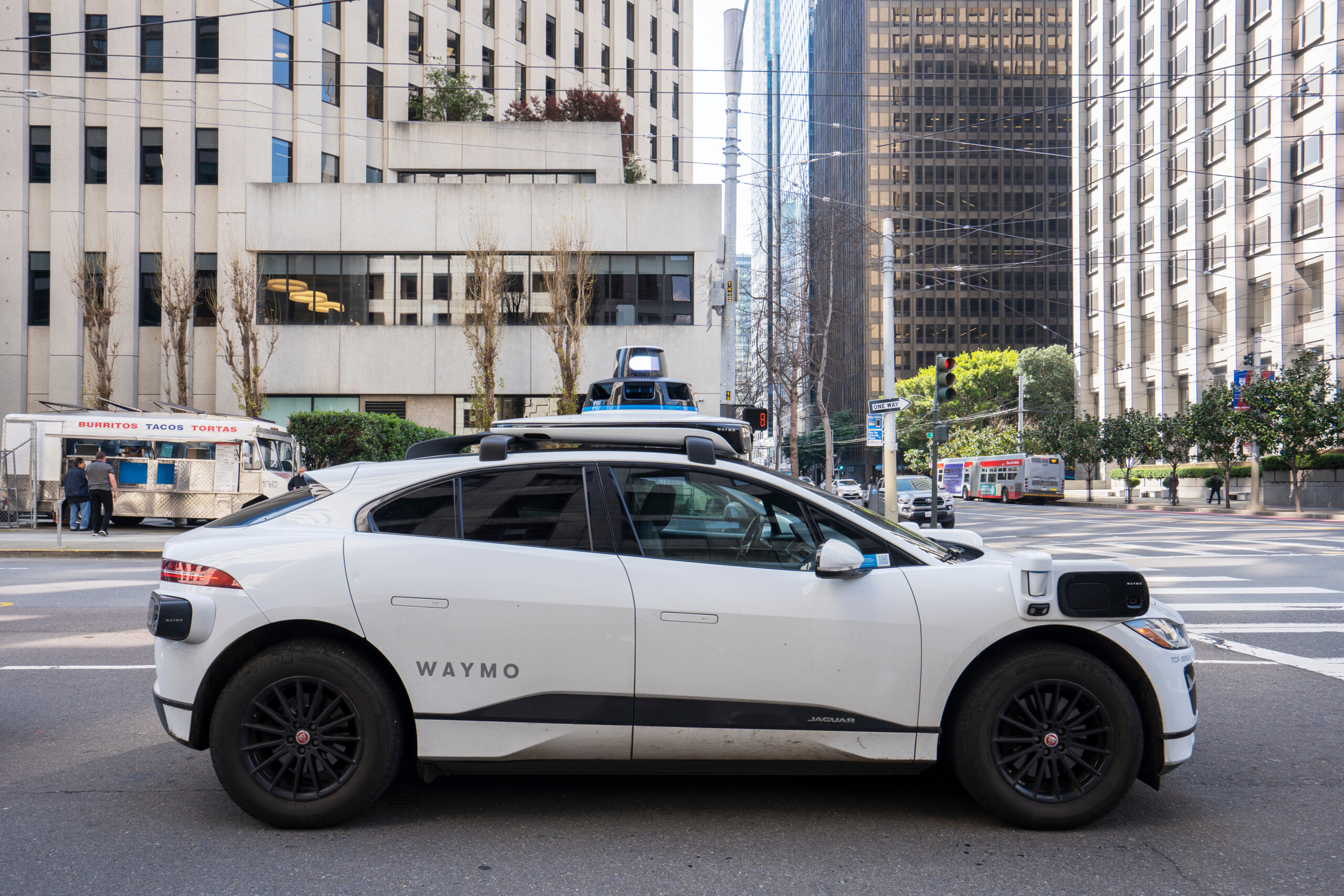 Uber und Waymo erweitern ihre Partnerschaft für fahrerlose Robotaxis ab 2025 in Austin und Atlanta. Aktie steigt um 5%!