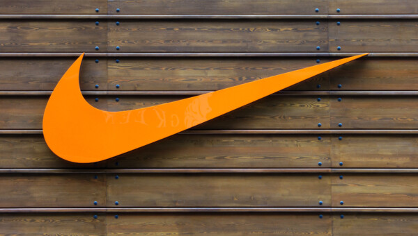 Nike zieht seine Jahresprognose zurück und verschiebt Investorentag wegen CEO-Wechsel. Aktie knickt um über 5 % ein!