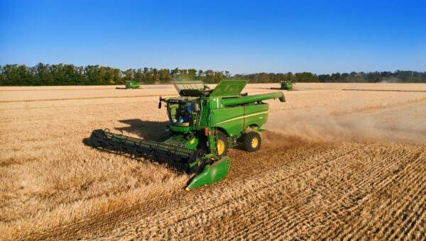 Deere kann sich behaupten! Umsatz und Gewinn geben weniger als erwartet nach! Aktie steigt trotz schwacher Prognosen!