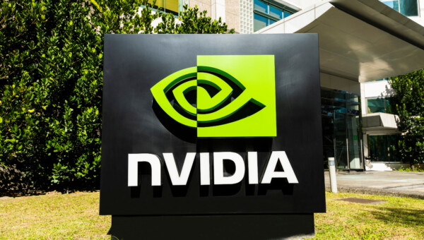 Nvidia verdoppelt Umsatz und Gewinn dank starker Nachfrage nach KI-Chips! Wachstum verlangsamt sich leicht!