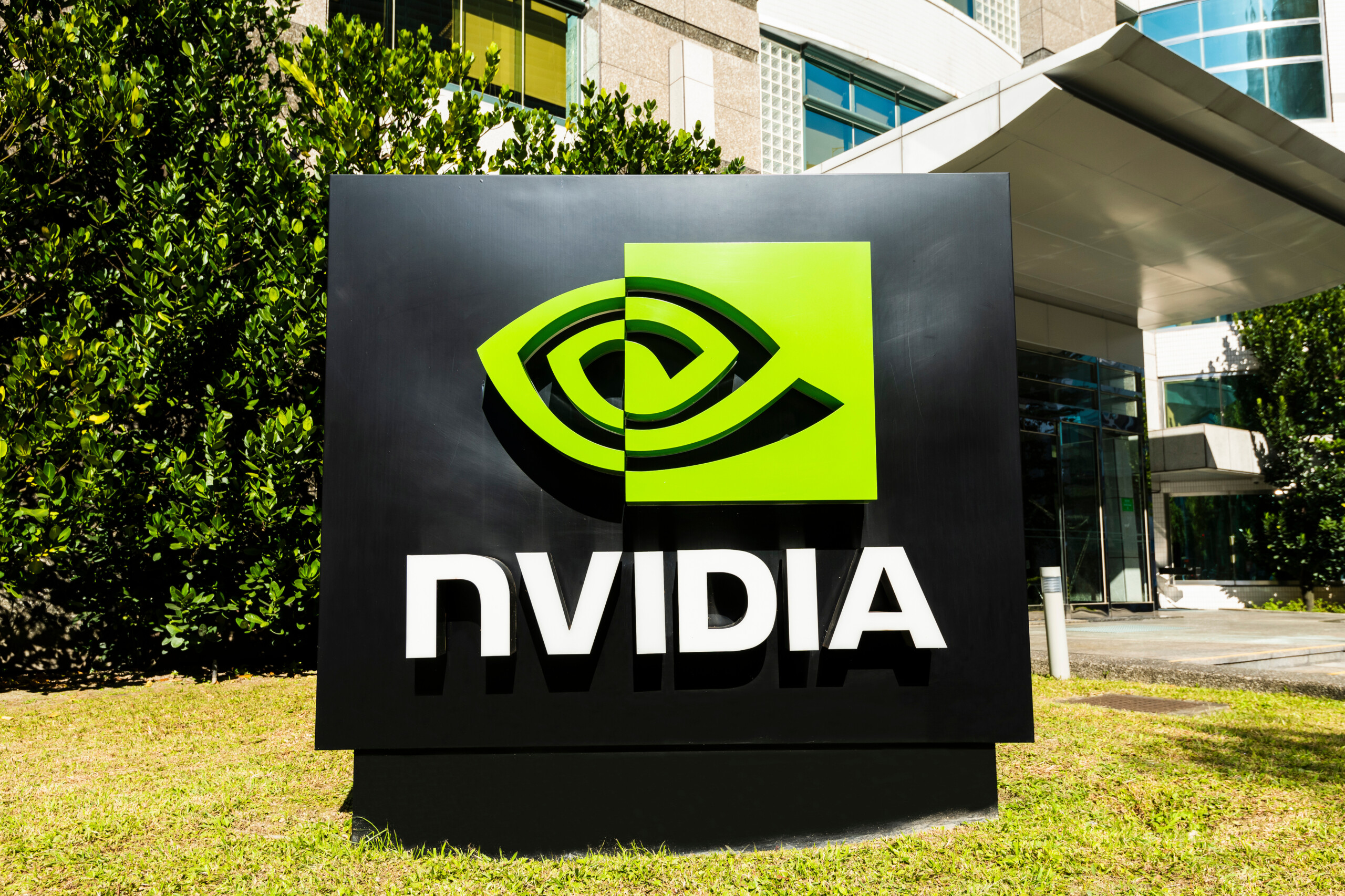 Nvidia verdoppelt Umsatz und Gewinn dank starker Nachfrage nach KI-Chips! Wachstum verlangsamt sich leicht!